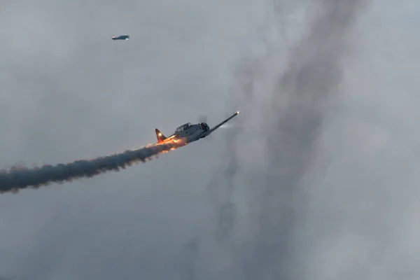 Een Vliegend Militair Vliegtuig Met Brandende Rook Tegen Een Sombere — Stockfoto