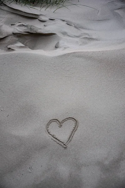 Kumsalda Kumsalda Bir Kalp — Stok fotoğraf