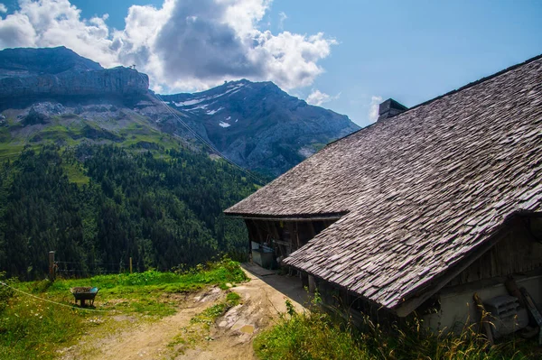 Piękny Widok Les Diablerets Jeziorze Retaud Valais Szwajcarii — Zdjęcie stockowe