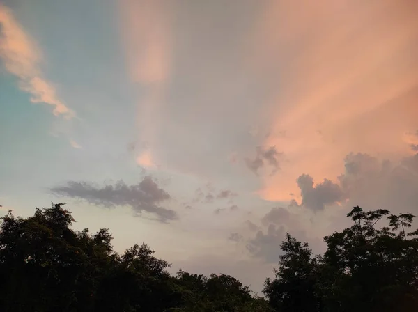 夕暮れ時の空の雲の美しい風景 — ストック写真