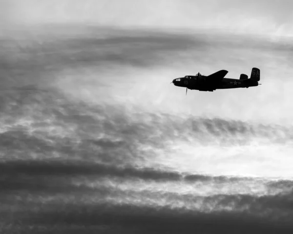 Zdjęcie Sylwetki Klasycznego Wojskowego Samolotu Lecącego Zachmurzone Niebo — Zdjęcie stockowe