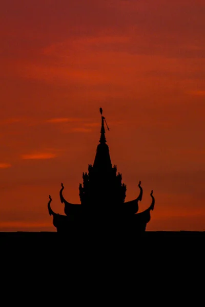 Pionowe Ujęcie Sylwetki Świątyni Zachodzie Słońca — Zdjęcie stockowe