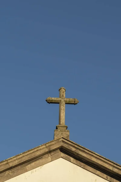 Uma Cruz Pedra Telhado Uma Catedral Contra Céu Azul Claro — Fotografia de Stock