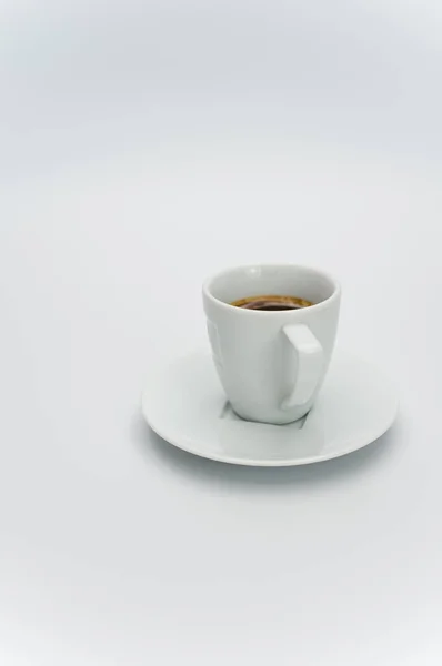 Czarna Gorąca Kawa Ristretto Białej Kamionce Płytą Białej Powierzchni Przestrzenią — Zdjęcie stockowe