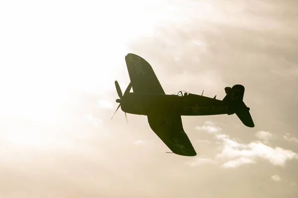 Een Silhouet Shot Van Vliegende Vliegtuigen Tegen Een Bewolkte Lucht — Stockfoto