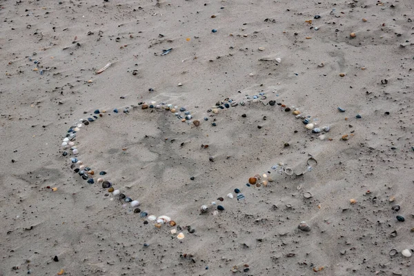 Kumsalda Kumsalda Bir Kalp — Stok fotoğraf