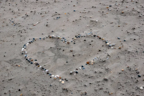 Cuore Sulla Sabbia Sulla Spiaggia — Foto Stock