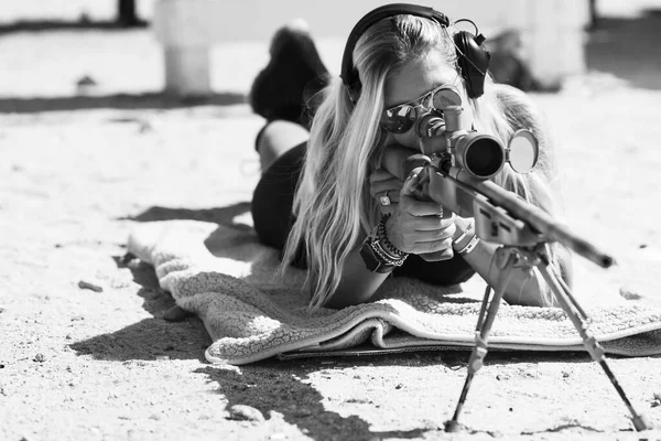 Una Foto Scala Grigi Una Ragazza Bionda Che Prepara Sparare — Foto Stock