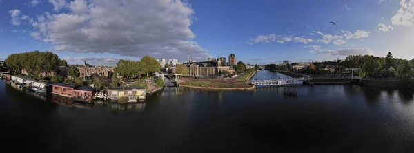 Szeroka Panorama Kanału Utrechcie Pływającymi Łodziami Domowymi Muntgebouw Przeciwko Błękitnemu — Zdjęcie stockowe
