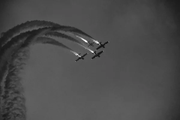 에어쇼 구름낀 하늘을 배경으로 일단의 비행기들 — 스톡 사진