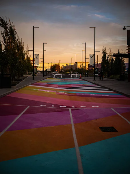 앨버타주캘 거리에 다채롭게 설계된 포장도로의 — 스톡 사진