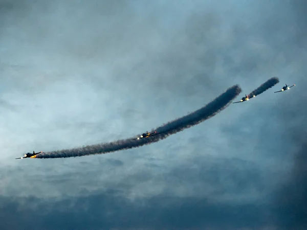 Grupo Aviões Voando Contra Céu Nublado Durante Show Aéreo — Fotografia de Stock