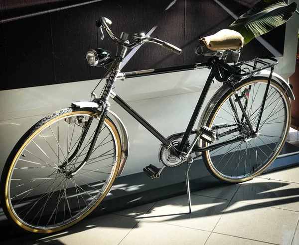 Close Uma Bicicleta Estacionada — Fotografia de Stock