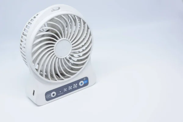 Fehér Usb Akkumulátoros Újratölthető Ventilátor Fehér Háttérrel — Stock Fotó