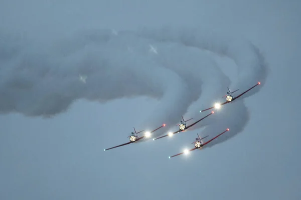 在航空展上 一群在多云的天空中飞行的飞机 — 图库照片