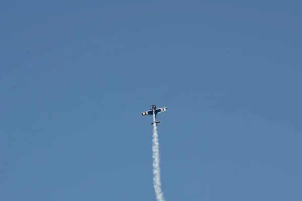 蓝天飞机在航空展中在蓝天上飞行的飞机 — 图库照片