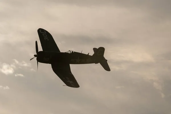 Een Silhouet Shot Van Wijnoogst Militair Vliegtuig Vliegend Tegen Een — Stockfoto