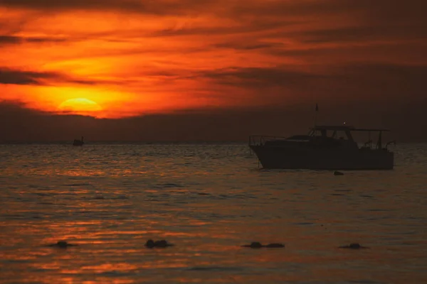 Ein Schiff Das Meer Unter Einem Sonnenuntergang Segelt — Stockfoto