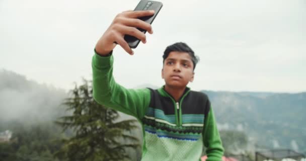 拿着智能手机的印度男孩 — 图库视频影像