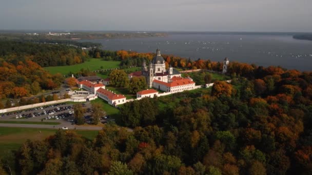 秋の風景の中に美しい修道院の空撮 — ストック動画