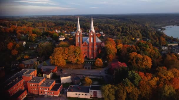 Luchtfoto Van Prachtige Kathedraal Het Herfstlandschap — Stockvideo