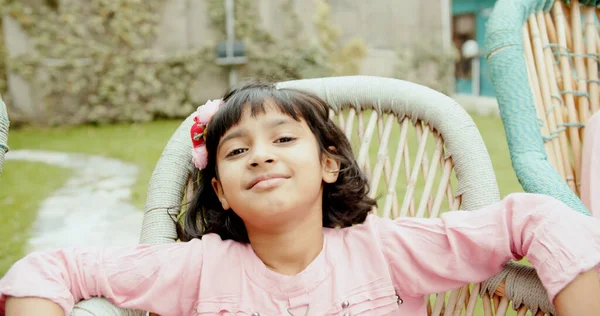 Ένα Πορτραίτο Ενός Χαρούμενου Μικρού Κοριτσιού Από Την Ίνιδα — Φωτογραφία Αρχείου