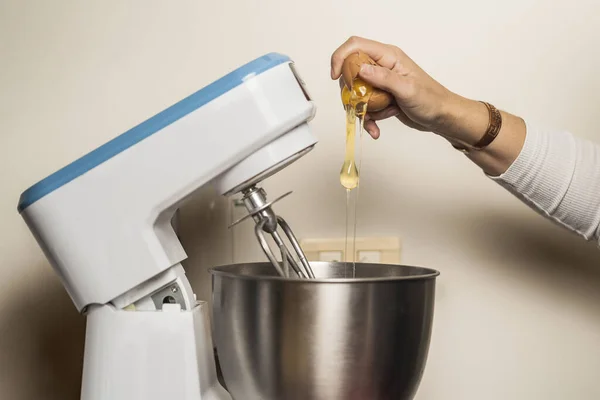 Žena Láme Vejce Elektrickém Mixéru Kuchyni Vařit Argentinské Alfajores — Stock fotografie