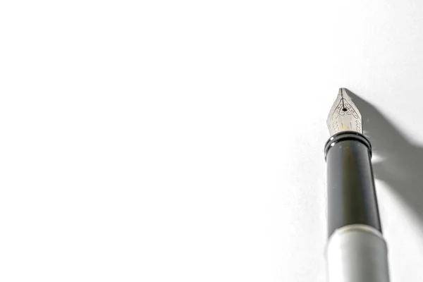 コピースペースのある白い紙のペンのクローズアップ — ストック写真