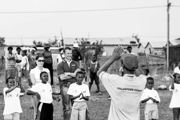 Johannesburg Südafrika August 2021 Graustufenaufnahme Eines Freiwilligen Fußballtrainers Der Mit — Stockfoto