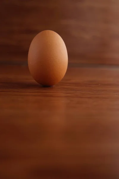 Eine Nahaufnahme Eines Eies Auf Einem Holztisch — Stockfoto