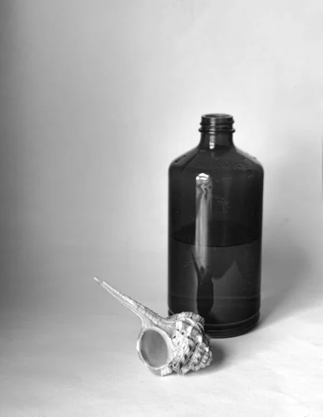 Вертикальный Снимок Черной Бутылки Оттенках Серого Белом Фоне — стоковое фото