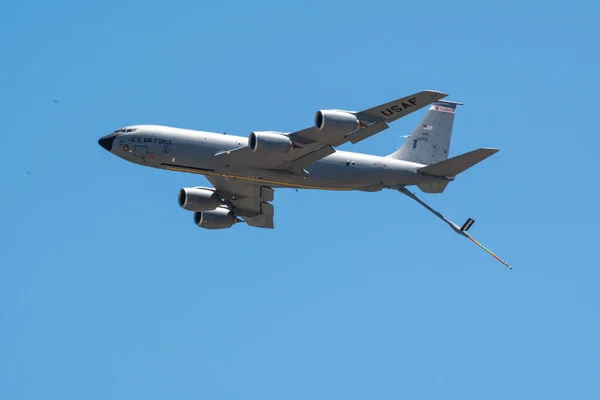 Flying Passenger Aircraft Blue Sky — ストック写真