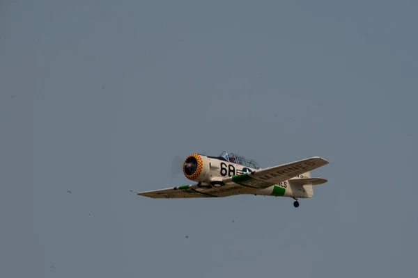 Ein Fliegendes Oldtimer Flugzeug Vor Blauem Himmel Während Einer Flugshow — Stockfoto