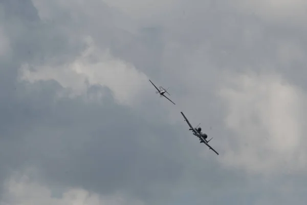 Grupo Aviões Voando Contra Céu Nublado Durante National Air Show — Fotografia de Stock