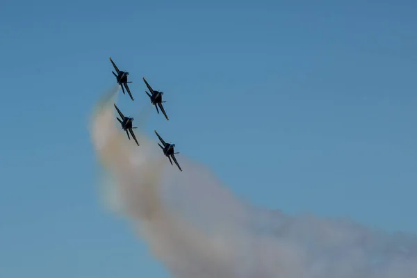 Grupo Aeronaves Voando Contra Céu Limpo Durante National Air Show — Fotografia de Stock