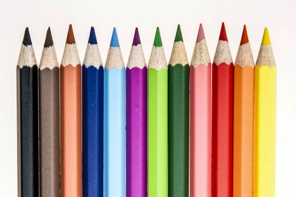 Une Rangée Crayons Colorés Isolés Sur Fond Blanc — Photo