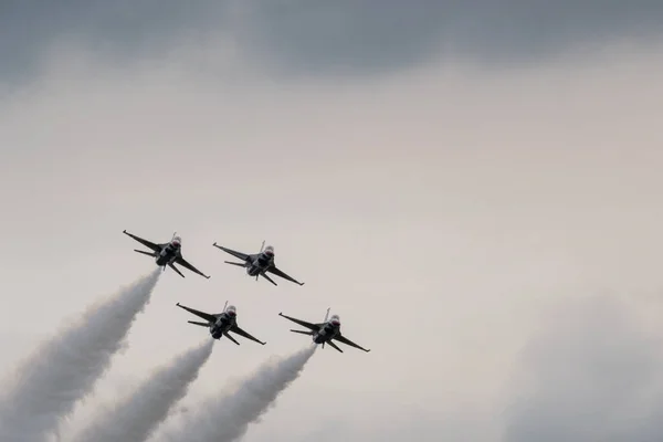 Hava Gösterisi Sırasında Kasvetli Bir Gökyüzüne Karşı Uçan Bir Grup — Stok fotoğraf