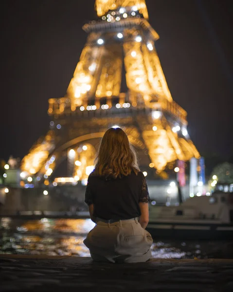 Париж Франция Января 2021 Года Вертикальный Крупный План Девушки Сидящей — стоковое фото