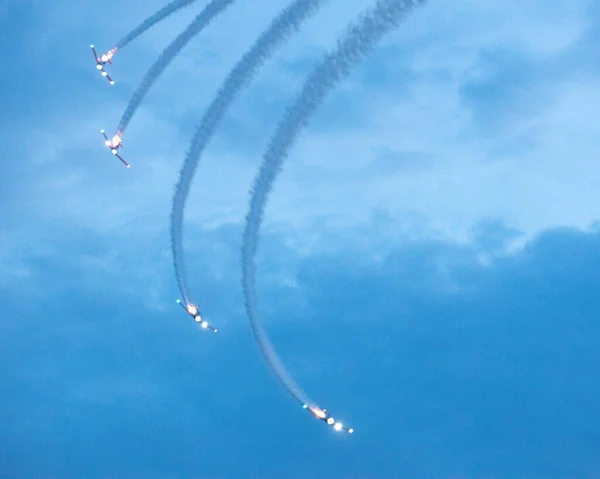 Μια Ομάδα Ιπτάμενων Αεροσκαφών Ενάντια Συννεφιασμένο Ουρανό Κατά Διάρκεια Μιας — Φωτογραφία Αρχείου