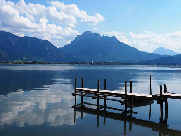 View Wooden Jetty Calm Lake Boat Small Sailing Ship Forggensee — Zdjęcie stockowe