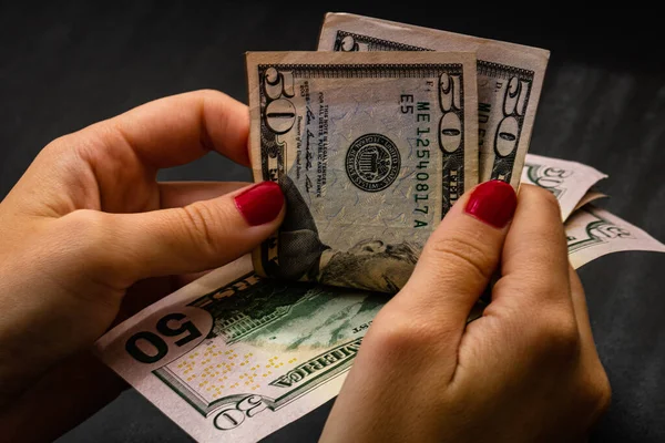 Κοντινό Πλάνο Μιας Γυναίκας Που Μετράει Δολάρια — Φωτογραφία Αρχείου