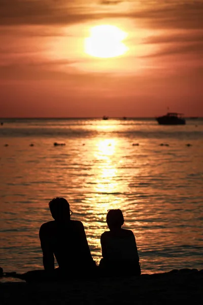 Een Koppel Dat Avonds Naar Zee Zonsondergang Kijkt — Stockfoto