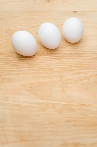 Huevos Blancos Orgánicos Una Superficie Mesa Madera Natural Con Espacio —  Fotos de Stock