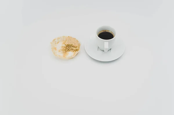 Чорний Гарячий Рифто Кава Білій Посудній Чашці Тарілкою Нібльованим Пирогом — стокове фото