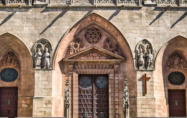 Primer Plano Ángulo Bajo Las Puertas Delanteras Catedral Burgos — Foto de Stock