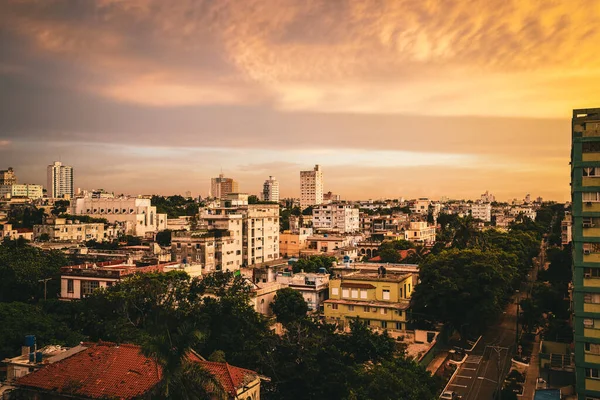 Een Prachtig Uitzicht Een Stadsgezicht Met Veel Gebouwen Bij Zonsondergang — Stockfoto