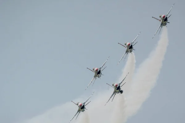 Een Groep Vliegende Vliegtuigen Tegen Een Bewolkte Lucht Tijdens National — Stockfoto