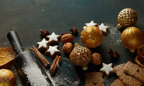 Összetétel Karácsonyi Cookie Baubles Fahéj Rúd Dió Sütő Szerszámok Asztalon — Stock Fotó