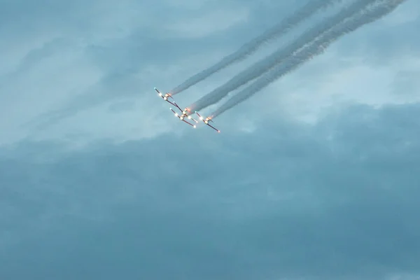 Група Літаків Проти Хмарного Неба Під Час Авіашоу — стокове фото