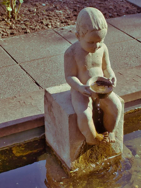 Una Statua Della Fontana Bambino Che Tiene Una Ciotola Piena — Foto Stock